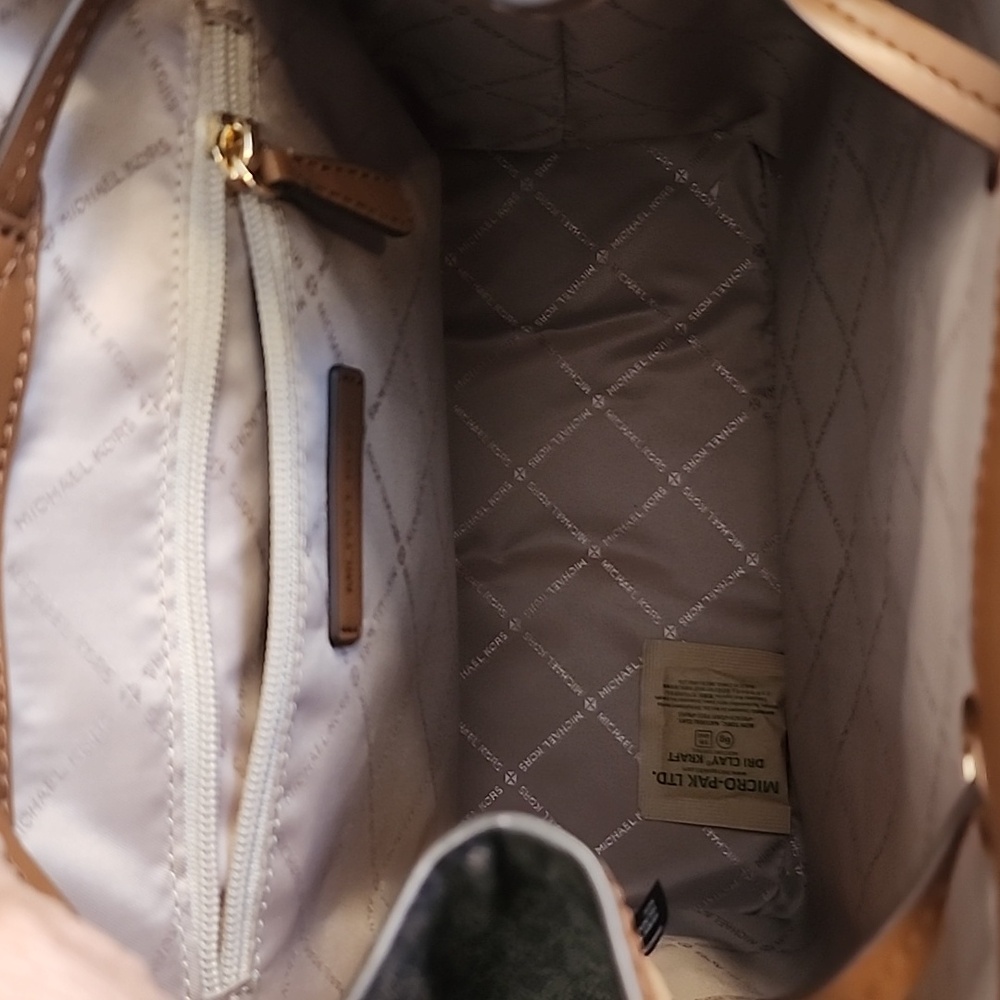 MICHAEL KORS LARGE BACK PACK. - Picture 9 of 12